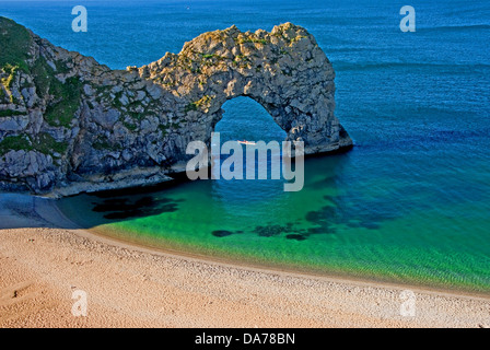 Durdle Door ist eine Ikone sea Arch durch Küstenerosion auf in Dorset Jurassic Coast Line erstellt. Stockfoto