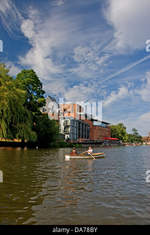 Stratford upon Avon, Warwickshire. Royal Shakespeare Theatre und River Avon, mit Touristen genießen die Ruderboote auf dem Fluss. Stockfoto