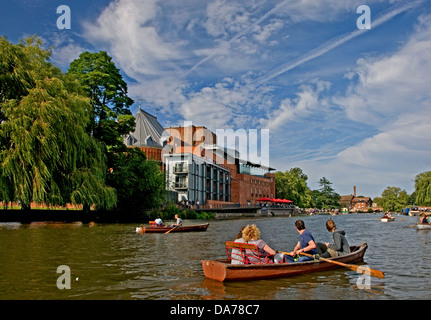 Stratford upon Avon, Warwickshire. Royal Shakespeare Theatre und River Avon, mit Touristen genießen die Ruderboote auf dem Fluss. Stockfoto