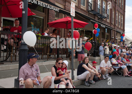 4. Juli beinhaltet Feier in Williamstown, Massachusetts, einer Parade und einem Schwimmer von Williamstown Theater Festival. Stockfoto