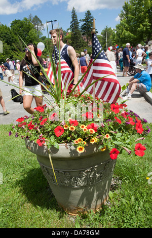 4. Juli Feier in Williamstown Massachusetts beinhaltet eine Parade und Fahnen in einem Park-Pflanzer. Stockfoto