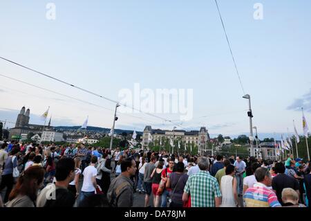 Zürich, Schweiz. 5. Juli 2013. Im Zentrum von Zürich, Schweiz, ist ein weltweit großes Festival für drei Tage statt. Partys, Karneval, Fahrgeschäfte, Märkte und Essen und trinken steht überall.  -drängen sich Menschen im Zentrum von Zürich Stockfoto