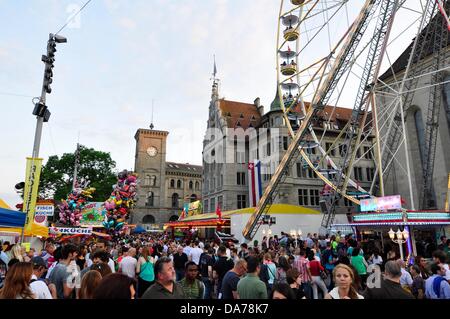 Zürich, Schweiz. 5. Juli 2013. Im Zentrum von Zürich, Schweiz, ist ein weltweit großes Festival für drei Tage statt. Partys, Karneval, Fahrgeschäfte, Märkte und Essen und trinken steht überall.  -drängen sich Menschen im Zentrum von Zürich Stockfoto