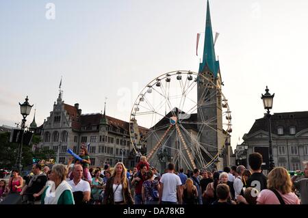 Zürich, Schweiz. 5. Juli 2013. Im Zentrum von Zürich, Schweiz, ist ein weltweit großes Festival für drei Tage statt. Partys, Karneval, Fahrgeschäfte, Märkte und Essen und trinken steht überall.  -drängen sich Menschen im Zentrum von Zürich Stockfoto