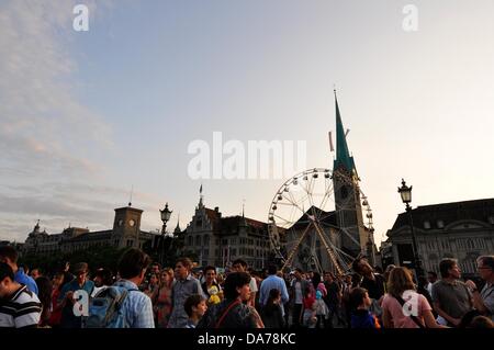 Zürich, Schweiz. 5. Juli 2013. Im Zentrum von Zürich, Schweiz, ist ein weltweit großes Festival für drei Tage statt. Partys, Karneval, Fahrgeschäfte, Märkte und Essen und trinken steht überall.  -drängen sich Menschen im Zentrum von Zürich Stockfoto