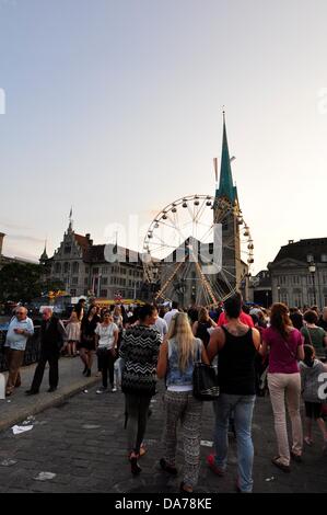 Zürich, Schweiz. 5. Juli 2013. Im Zentrum von Zürich, Schweiz, ist ein weltweit großes Festival für drei Tage statt. Partys, Karneval, Fahrgeschäfte, Märkte und Essen und trinken steht überall.  -drängen sich Menschen im Zentrum von Zürich Stockfoto