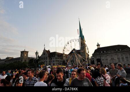 Zürich, Schweiz. 5. Juli 2013. Im Zentrum von Zürich, Schweiz, ist ein weltweit großes Festival für drei Tage statt. Partys, Karneval, Fahrgeschäfte, Märkte und Essen und trinken steht überall.  -drängen sich Menschen im Zentrum von Zürich Stockfoto