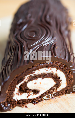 Yule Log auf Tisch Stockfoto