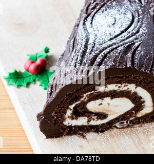 Weihnachten Yule Log auf Holzbrett Stockfoto