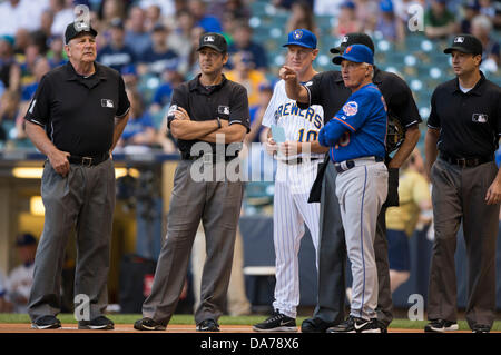 Milwaukee, Wisconsin, USA. 5. Juli 2013. Milwaukee Brewers Manager Ron Roenicke #10 und New York Mets Manager Terry Collins #10 Treffen mit den Schiedsrichtern während der Major League Baseball Spiel zwischen den Milwaukee Brewers und die New York Mets im Miller Park in Milwaukee, Wisconsin. Mets führen die Brauer 5-2 im 3. Inning. John Fisher/CSM. Bildnachweis: Csm/Alamy Live-Nachrichten Stockfoto