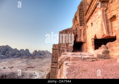 Alte Gräber geschnitzt in den Felsen in Petra, Jordanien Stockfoto