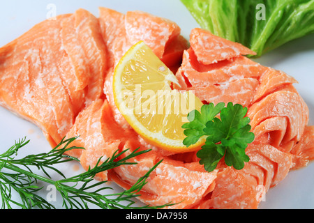 Saftiger gekochter Lachs mit Zitrone Stockfoto