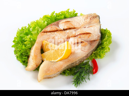 Gegrillter Fisch Steak mit Zitrone Stockfoto