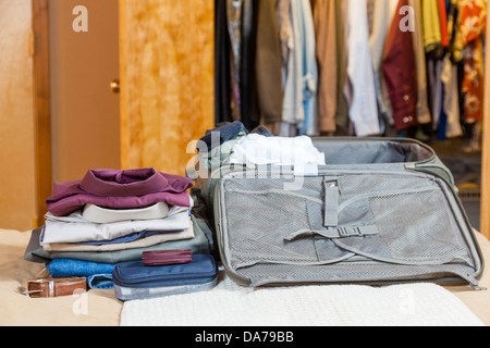 Offenen Koffer mit Kleidung Stockfoto