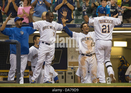 Milwaukee, Wisconsin, USA. 5. Juli 2013. Milwaukee Brewers Center Fielder Carlos Gomez #27 und Milwaukee Brewers Yuniesky Betancourt #3 treffen Milwaukee Brewers erster Basisspieler Juan Francisco #21 auf der Trainerbank. Milwaukee Brewers erster Basisspieler Juan Francisco #21 homered, Mittelfeld im 4. Inning während der Major League Baseball Spiel zwischen den Milwaukee Brewers und die New York Mets im Miller Park in Milwaukee, Wisconsin. Mets führen die Brauer 7-3 im 5. Inning. John Fisher/CSM. Bildnachweis: Csm/Alamy Live-Nachrichten Stockfoto