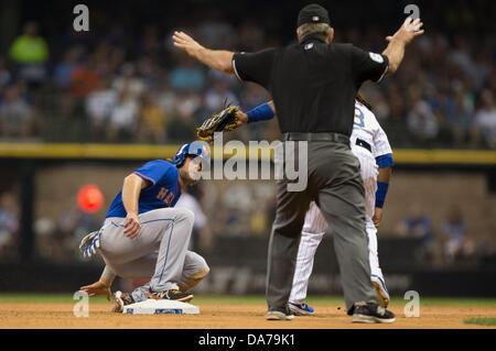 Milwaukee, Wisconsin, USA. 5. Juli 2013. New York Mets Center Fielder Kirk Nieuwenhuis #9 stiehlt zweites Standbein im 6. Inning während der Major League Baseball Spiel zwischen den Milwaukee Brewers und die New York Mets im Miller Park in Milwaukee, Wisconsin. Mets führen die Brauer 8-3 im 7. Inning. John Fisher/CSM. Bildnachweis: Csm/Alamy Live-Nachrichten Stockfoto