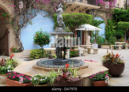 Hof-Brunnen auf der Worth Avenue, Palm Beach, Florida, USA, Nordamerika Stockfoto