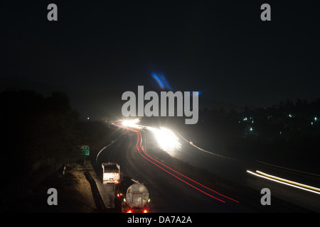 Die Pune Mumbai Expressway Blicke magisch in der untergehenden Sonne mit Fahrzeugen, die mit großer Geschwindigkeit bewegen ist ein Veranstaltungsort für Unfälle Stockfoto