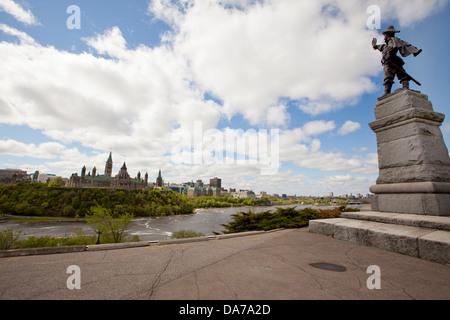 Statue von Samuel de Champlain mit Astrolabium Navigationsinstrument, mit Blick auf die Parlamentsgebäude in Ottawa Stockfoto