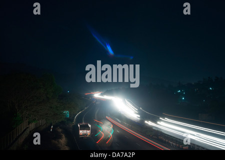 Die Pune Mumbai Expressway Blicke magisch in der untergehenden Sonne mit Fahrzeugen, die mit großer Geschwindigkeit bewegen ist ein Veranstaltungsort für Unfälle Stockfoto