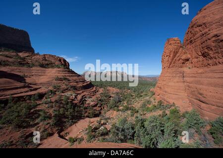 9. Juni 2013 trail - Sedona, Arizona, USA - Touristen auf Slick Rock auf der Broken Arrow. Pink Jeep-Touren, geführte Treiber erklären, Geologie und Geschichte der Gegend. Sedona Hauptattraktion ist eine Reihe von roten Sandstein-Formationen, die zu glühen in leuchtende Orange und rot, wenn der Aszendent oder untergehende Sonne beleuchtet erscheinen. Die roten Felsen bilden eine beliebte Kulisse für zahlreiche outdoor-Aktivitäten von spirituellen Bestrebungen bis hin zu den Hunderten von Wander- und Mountainbike-Strecken. Sedona war benannt nach Sedona Arabelle Miller Schnebly (1877âˆ "1950), die Ehefrau von Theodore Carlton Schnebly, die Stadt Tanne Stockfoto