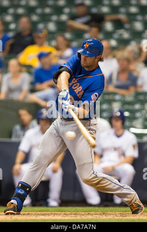 Milwaukee, Wisconsin, USA. 5. Juli 2013. New York Mets Center Fielder Kirk Nieuwenhuis #9 Dreibettzimmer, Mittelfeld fahren in New York Mets First Baseman Ike Davis #29 im 9. Inning während der Major League Baseball Game zwischen den Milwaukee Brewers und den New York Mets im Miller Park in Milwaukee, Wisconsin. Mets führen die Brauer 12-5 im 9. Inning. John Fisher/CSM. Bildnachweis: Csm/Alamy Live-Nachrichten Stockfoto