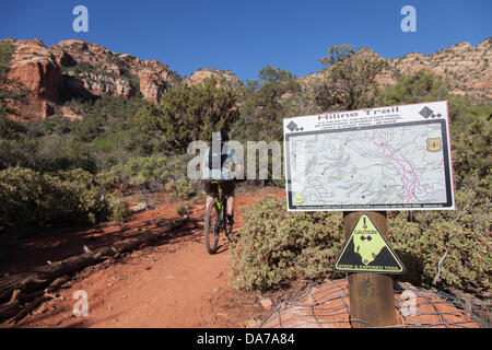 9. Juni 2013 - Sedona, Arizona, USA - fährt Überprüfung der Karte ein Mountainbiker Rad auf roten Slickrock HiLine unterwegs in Sedona. Sedona Hauptattraktion ist eine Reihe von roten Sandstein-Formationen, die zu glühen in leuchtende Orange und rot, wenn der Aszendent oder untergehende Sonne beleuchtet erscheinen. Die roten Felsen bilden eine beliebte Kulisse für zahlreiche outdoor-Aktivitäten von spirituellen Bestrebungen bis hin zu den Hunderten von Wander- und Mountainbike-Strecken. Sedona ist benannt nach Sedona Arabelle Miller Schnebly (1877−1950), die Ehefrau von Theodore Carlton Schnebly, die Stadt erste Postmeister. (Kredit Ima Stockfoto