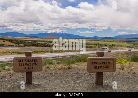 Yreka California Vereinigten Staaten von Amerika.  Blick auf Mt. Shasta vom Shasta Valley Vista Point Stockfoto