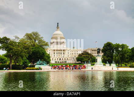 United States Capitol Gebäude mit Touristen in Washington, DC Stockfoto