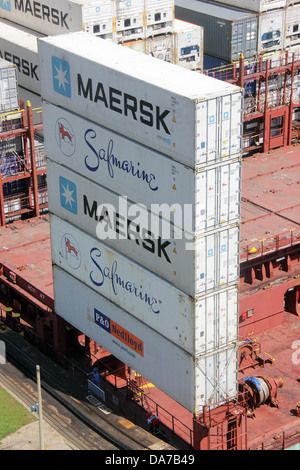 Gestapelten Containern auf dem Bootsdeck eines. Stockfoto
