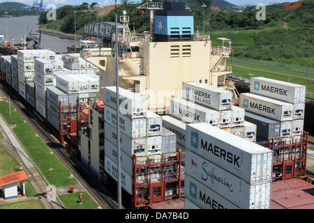 Frachtschiff Transit durch die Miraflores Locks, Panamakanal, Pazifik-Seite. Stockfoto