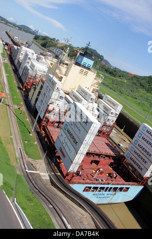 Frachtschiff Transit durch die Miraflores Locks, Panamakanal, Pazifik-Seite. Stockfoto