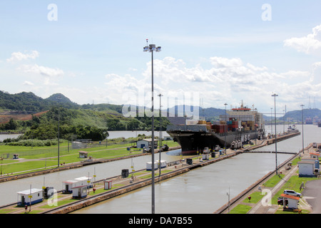 Frachtschiff Transit durch die Miraflores Locks, Panamakanal, Pazifik-Seite. Stockfoto