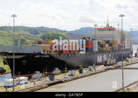 Frachtschiff Transit durch die Miraflores Locks, Panamakanal, Pazifik-Seite. Stockfoto