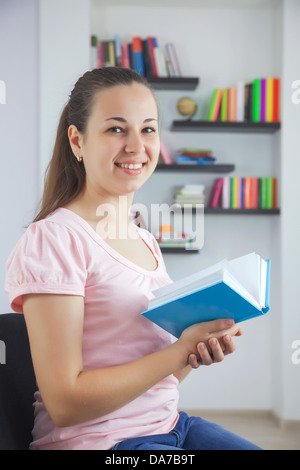 Junge attraktive Dame mit einem Buch Stockfoto