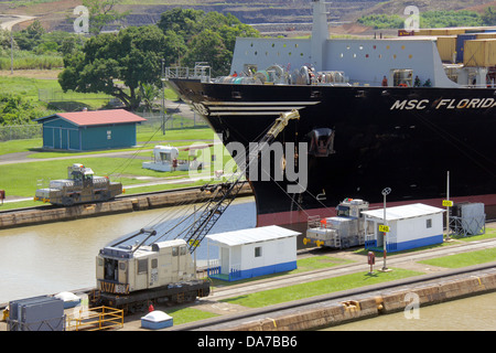 Frachtschiff Transit durch die Miraflores Locks, Panamakanal, Pazifik-Seite. Stockfoto