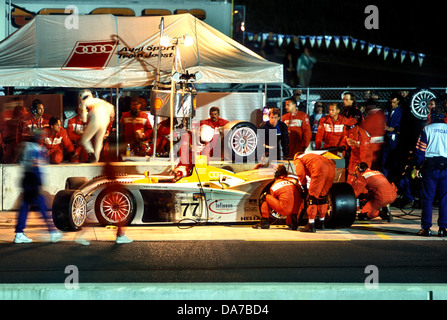 Audi R8 Nr. 77on ein Boxenstopp in Road Atlanta Petit Le Mans-Rennen 2001 Stockfoto