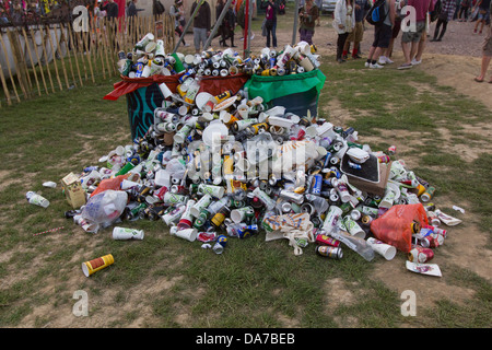 Überquellenden Mülltonnen am Glastonbury Festival 2013. Stockfoto