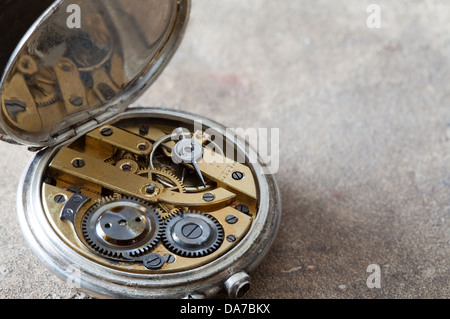 Antike Taschenuhren mit sichtbaren Juwelen in Stockfoto