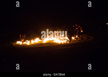 Feuertänzer am Steinkreis am Eröffnungsabend des Glastonbury Festival 2013 Stockfoto