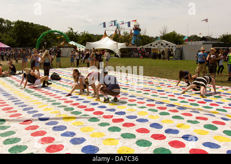 Riesen Spiel der Twister auf dem Glastonbury Festival 2013, Somerset, England, Vereinigtes Königreich. Stockfoto