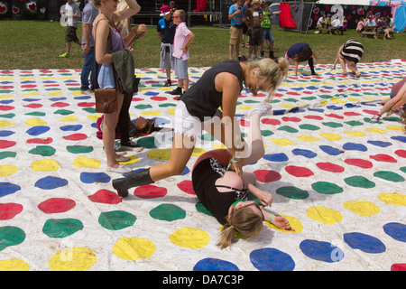 Riesen Spiel der Twister auf dem Glastonbury Festival 2013, Somerset, England, Vereinigtes Königreich. Stockfoto