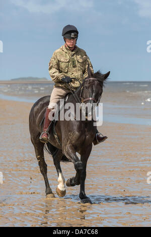 Holkham, Norfolk, Großbritannien. 4. Juli 2013. Der Haushalt Kavallerie - Offizier der Rettungsschwimmer Reiten auf Holkham Beach in North Norfolk während ihrer jährlichen Sommerlager. Holkham. North Norfolk.England.04 Juli 2013 Credit: David Osborn/Alamy Live-Nachrichten Stockfoto