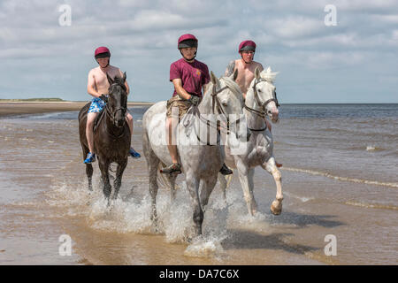 Holkham, Norfolk, Großbritannien. 4. Juli 2013. Der Household Cavalry - drei Mitglieder der Rettungsschwimmer Reiten auf Holkham Beach in North Norfolk während ihrer jährlichen Sommerlager. Holkham. North Norfolk.England.04 Juli 2013 Credit: David Osborn/Alamy Live-Nachrichten Stockfoto