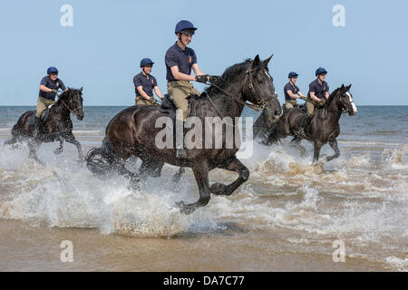 Holkham, Norfolk, Großbritannien. 4. Juli 2013. Der Household Cavalry - Fahrer die Blues and Royals Reiten durch das Meer am Holkham Beach in North Norfolk während ihrer jährlichen Sommerlager. Holkham. North Norfolk.England. 5. Juli 2013 Kredit: David Osborn/Alamy Live-Nachrichten Stockfoto