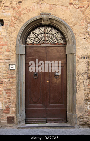 Alte Tür in San Gimignano in der Toskana Stockfoto