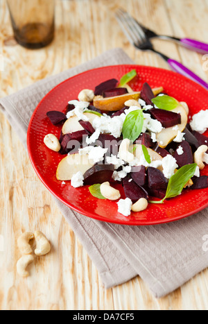 Salat mit rote Beete und Ziegenkäse, Essen Nahaufnahme Stockfoto