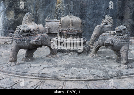 Höhle Nr. 16: Nahaufnahme der Fels gehauenen Löwen auf die Shikara Ranga Mahal, Felsen gehauene Höhle Tempel, Kailasa, Ellora Stockfoto