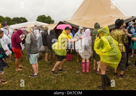 Tanzen im Regen auf dem Glastonbury Festival 2013, Somerset, England, Vereinigtes Königreich. Stockfoto