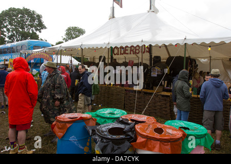 Apfelwein-Sammelschiene am Glastonbury Festival 2013. Stockfoto